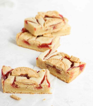 Jam Blondie Traybake